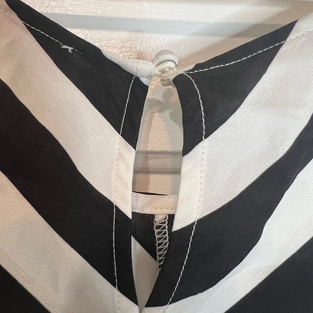 Chevron top. Bundle any 2 $10 items at 2/$10 - Picture 3 of 3